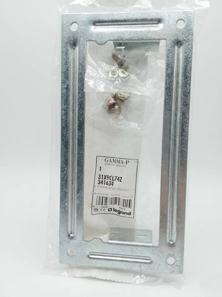 legrandbticino-31x9cl75z-341635-flangia-attacco-a-quadro-p31-300x75-zincata